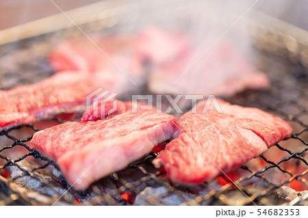 焼肉･カルビ_バーベキュー･BBQ･bbq･炭火焼･網焼･備長炭･七輪･キャンプ･食事･食べ物･炭 54682353
