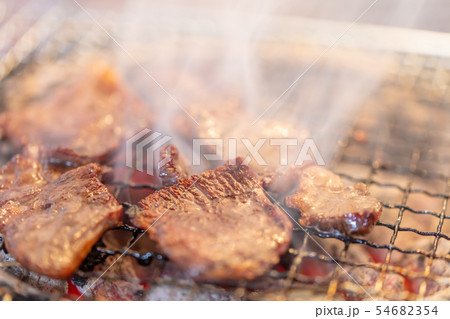 焼肉・カルビ_バーベキュー・BBQ・bbq・炭火焼・網焼・備長炭・七輪・キャンプ・食事・食べ物・炭 焼肉・カルビ_バーベキュー・BBQ・bbq・炭火焼・網焼・備長炭・七輪・キャンプ・食事・食べ物・炭 54682354