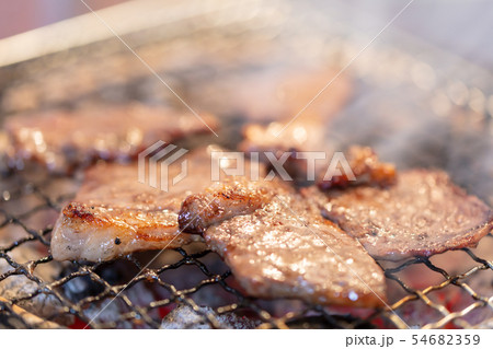 焼肉･カルビ_バーベキュー･BBQ･bbq･炭火焼･網焼･備長炭･七輪･キャンプ･食事･食べ物･炭 54682359