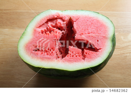 スイカ初収穫 スイカ初収穫 54682362