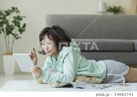 若い女性 54683741