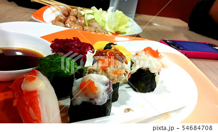 Sushi recipes from Japan are delicious. 54684708
