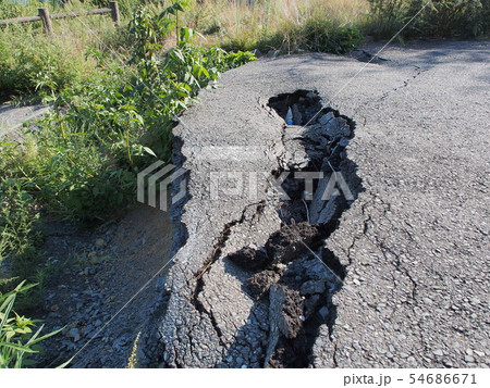 宮城県石巻市鮎川浜、震災による駐車場の地割れ。2012年夏 宮城県石巻市鮎川浜、震災による駐車場の地割れ。2012年夏 54686671