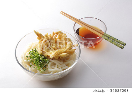 透明なガラスの器に入ったごぼう天入りのざるうどん 54687093