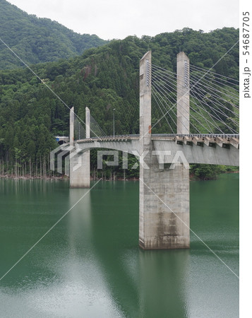 徳山ダム湖にかかる徳之山八徳橋 徳山ダム湖にかかる徳之山八徳橋 54687705