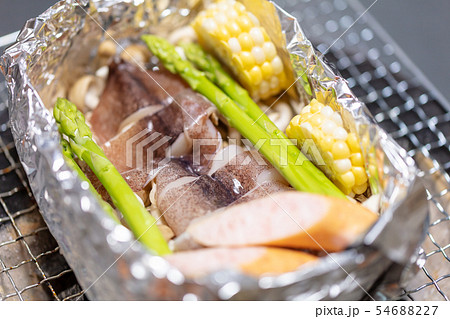 ホイル焼き 包み焼き q q 炭火焼 網焼 備長炭 七輪 キャンプ 食事 食べ物 炭の写真素材 5467