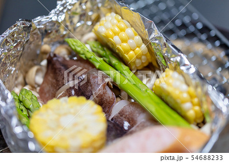 ホイル焼き 包み焼き q q 炭火焼 網焼 備長炭 七輪 キャンプ 食事 食べ物 炭の写真素材 5463