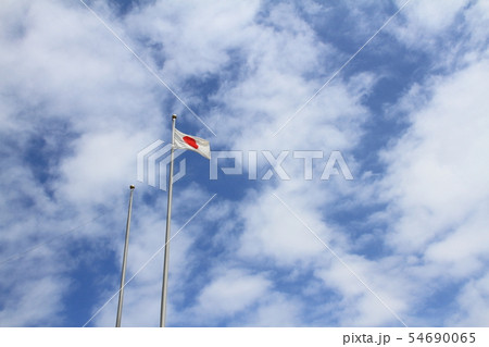 青空にはためく日の丸の国旗 青空にはためく日の丸の国旗 54690065