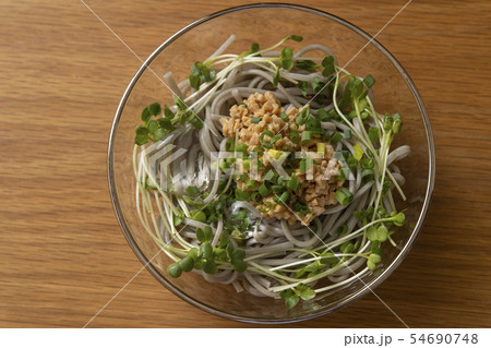 ひきわり納豆乗せ黒胡麻うどん ひきわり納豆乗せ黒胡麻うどん 54690748