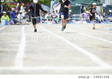 運動会 徒競走 の写真素材