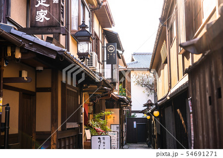 《京都府》二年坂の路地《夕暮れ》 54691271