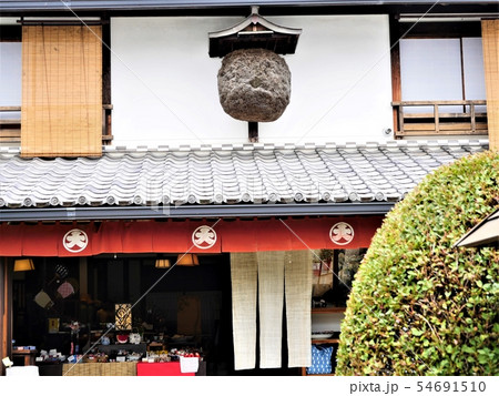 岐阜県　中山道　梅雨の馬籠宿（大黒屋の杉玉） 54691510