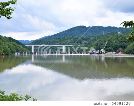 岐阜県　恵那峡　湖上の大井ダム（梅雨） 54691520