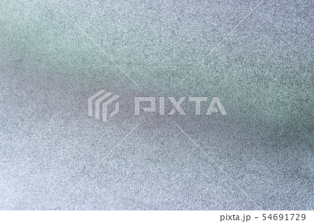 銀色の梨地の背景素材 斜め下から光 明度「4」 54691729