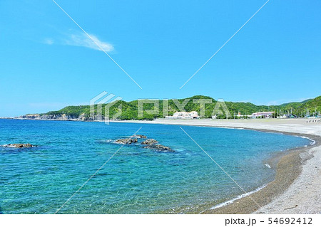 和歌山県　青空と青い海の志原海岸 54692412