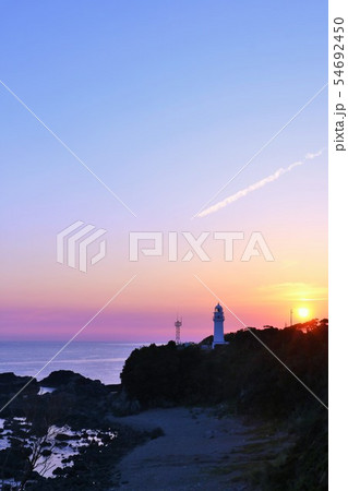 和歌山県　夕暮れの潮岬灯台 54692450