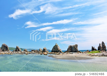 和歌山県　青空の串本橋杭岩 54692466
