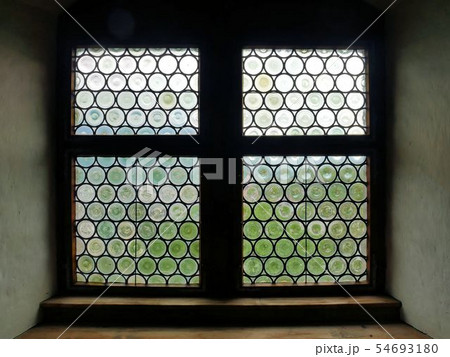 クラウンガラスの古い窓 (スイス) クラウンガラスの古い窓 (スイス) 54693180