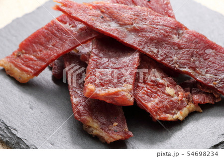 スレートプレートにのせられたビーフジャーキー。 スレートプレートにのせられたビーフジャーキー。 54698234