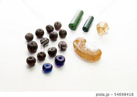 古墳時代のネックレス、装身具。勾玉、管玉、ガラス玉、切子玉の写真