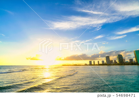 ハワイ　アラモアナビーチパークのサンセット 54698471