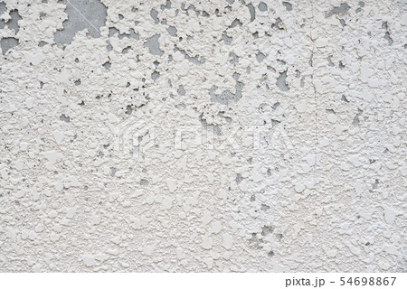 剥がれた白い塗装 コンクリート壁 の写真素材