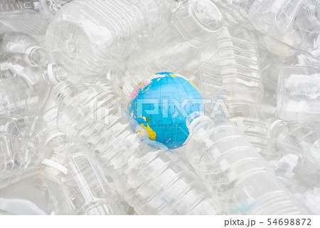 環境イメージ　プラスチックごみ　ペットボトルと地球儀 54698872