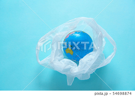 環境イメージ　レジ袋と地球儀 54698874