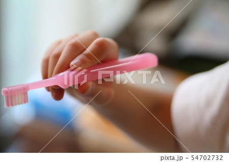 歯ブラシを持つ子供の手 54702732