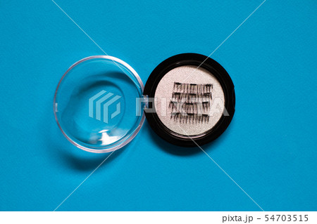 Artificial Magnetic False Eyelashes Tool on blue 54703515