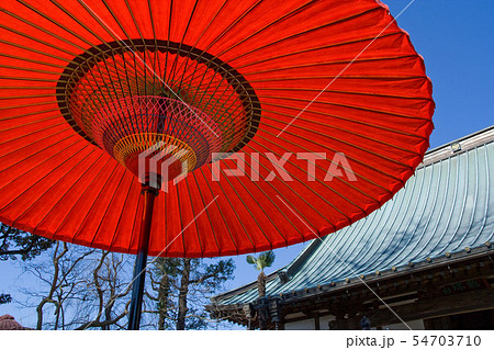 朱色の和傘 54703710