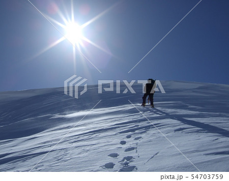 雪の尾根を歩く登山者 54703759