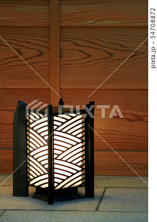 和風の店先を照らす置き灯籠 和風の店先を照らす置き灯籠 54708872