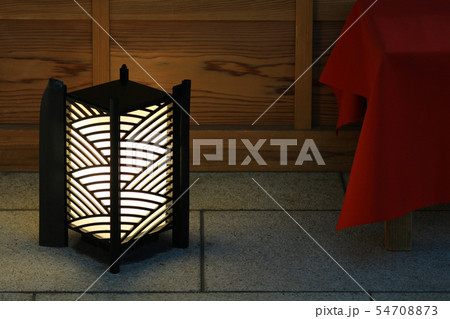 和風の店先を照らす置き灯籠 54708873
