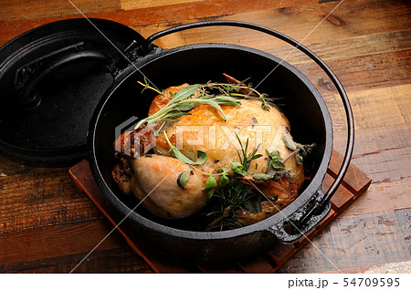 鶏肉の香草焼き ダッチオーブンの写真素材