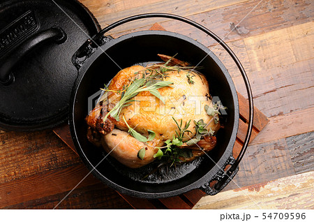 鶏肉の香草焼き ダッチオーブンの写真素材