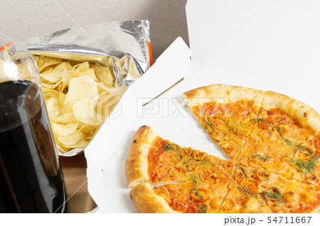 ジャンクフードの食事 過食症 過食イメージ ジャンクフードの食事 過食症 過食イメージ 54711667