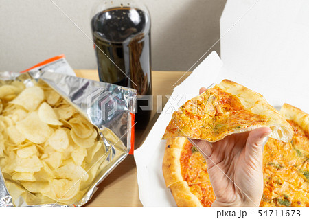 ジャンクフードの食事　過食症　過食イメージ 54711673