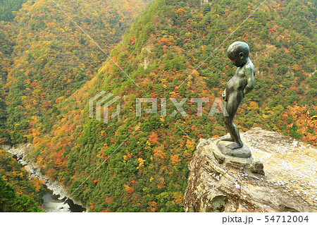 秋の祖谷峡 紅葉と小便小僧 秋の祖谷峡 紅葉と小便小僧 54712004