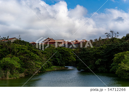 沖縄　首里城の遠景　龍潭池ごし 54712266