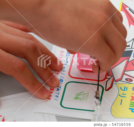 スタンプラリーでスタンプを押す手の写真素材