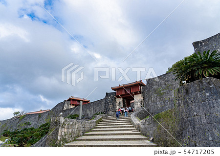 沖縄　首里城　瑞泉門へ向かう人 54717205