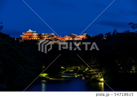 沖縄 首里城の夜景 龍潭池ごし ライトアップ 沖縄 首里城の夜景 龍潭池ごし ライトアップ 54718615