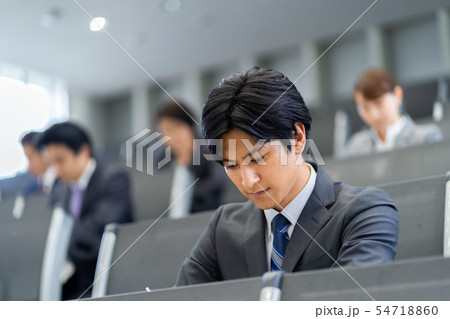 資格試験を受けるビジネスマン セミナー 資格試験 オフィスカジュアル ビジネスシーン 資格試験を受けるビジネスマン セミナー 資格試験 オフィスカジュアル ビジネスシーン 54718860