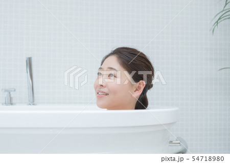 a thirty-something woman 54718980