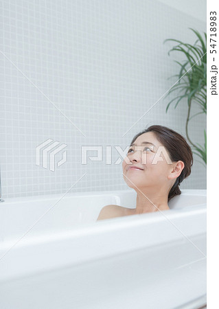 a thirty-something woman 54718983