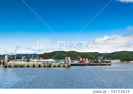 河口付近の離島定期船発着浮き桟橋 54723624