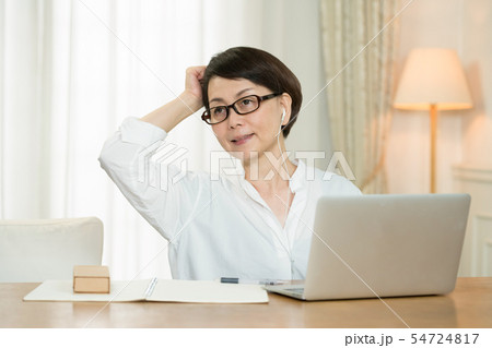 在宅ワークをするミドル女性 54724817