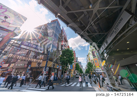 日本の東京都市景観 神田駅(西口)や太陽光などを望む 日本の東京都市景観 神田駅(西口)や太陽光などを望む 54725164