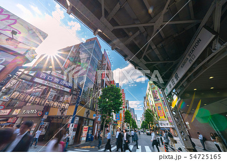 日本の東京都市景観 神田駅(西口)や太陽光などを望む 日本の東京都市景観 神田駅(西口)や太陽光などを望む 54725165